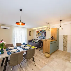 Ema 2br Apt. In Old Town Centre Apartment